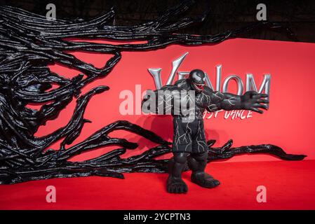 London, Großbritannien. Oktober 2024. Ein Cosplayer im Venom Kostüm nimmt an der britischen Premiere von „Venom: The Last Dance“ im BFI IMAX Teil. Quelle: SOPA Images Limited/Alamy Live News Stockfoto
