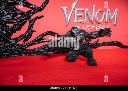 London, Großbritannien. Oktober 2024. Ein Cosplayer im Venom Kostüm nimmt an der britischen Premiere von „Venom: The Last Dance“ im BFI IMAX Teil. Quelle: SOPA Images Limited/Alamy Live News Stockfoto