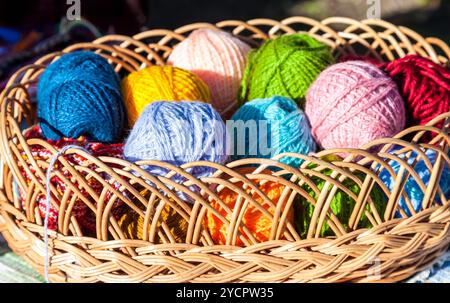 Hellen bunten Kugeln von Garn in Weidenkorb Stockfoto