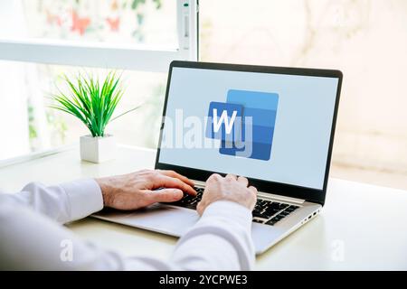 Mann, der einen Laptop benutzt und das Logo von Microsoft Word auf dem Bildschirm anzeigt. Ein Textverarbeitungsprogramm, das von Microsoft entwickelt wurde. ROSARIO, ARGENTINIEN - OCT Stockfoto