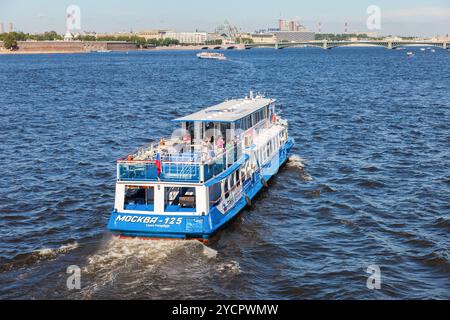 Flusskreuzfahrtschiff, das auf der Neva in St. Petersburg, Russland, segelt Stockfoto