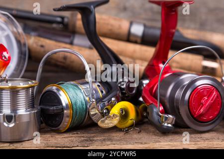 Angelgeräte auf Holzbrettern Stockfoto