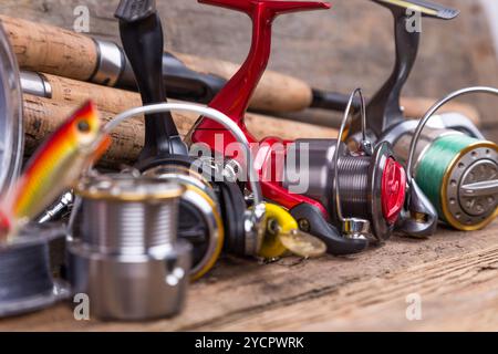 Angelgeräte auf Holzbrettern Stockfoto