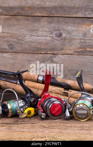 Angelgeräte auf Holzbrettern Stockfoto