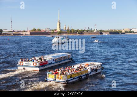 Flusskreuzfahrt Boote auf der Newa in sonnigen Sommertag Stockfoto