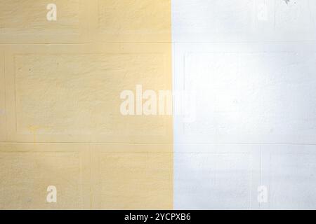 Eine abstrakte strukturierte Wand mit weichem Farbverlauf für einen modernen ästhetischen Look Stockfoto