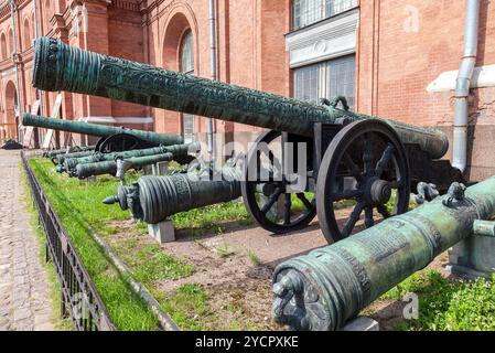 Alte Bronzekanonen im Museum der Artillerie in St. Petersburg, Russland Stockfoto