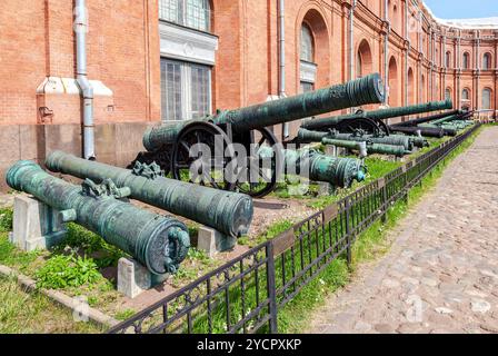 Alte Bronzekanonen im Museum der Artillerie in St. Petersburg, Russland Stockfoto