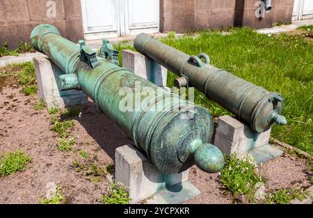 Alte Bronzekanonen im Museum der Artillerie in St. Petersburg, Russland Stockfoto