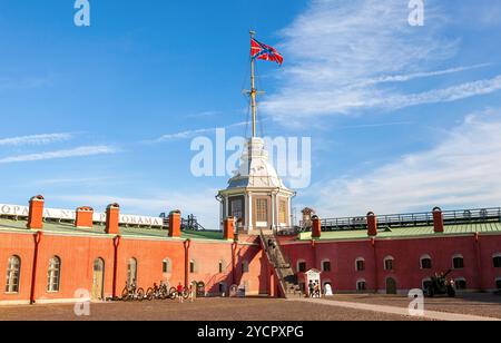 Die unterwürfige russische Marine-Flagge auf dem Fahnenmast der Naryschkin-Bastion der Peter-Paul-Festung Stockfoto