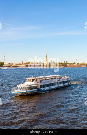 Flusskreuzfahrtschiff, das auf der Neva in St. Petersburg, Russland, segelt Stockfoto