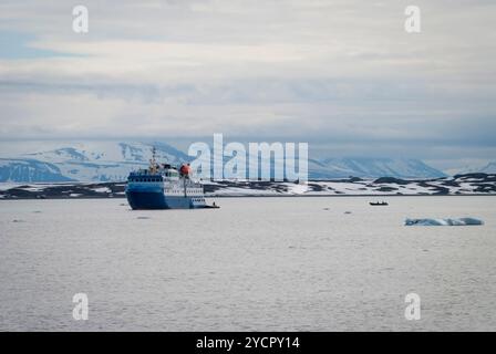 Schiff, das zwischen Eisbergen im arktischen Meer in Svalbard segelt Stockfoto