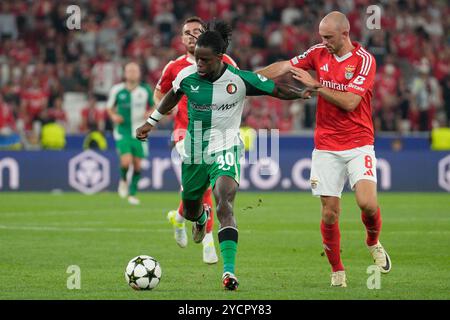 Lissabon, Portugal. Oktober 2024. Jordan Lotomba von Feyenoord Rotterdam (C) und Fredrik Aursnes von SL Benfica (R) in der UEFA Champions League-Phase am 3. Spieltag zwischen Benfica und Feyenoord im Estádio da Luz in Lissabon, Portugal. 10/23/2024 Credit: Brazil Photo Press/Alamy Live News Stockfoto