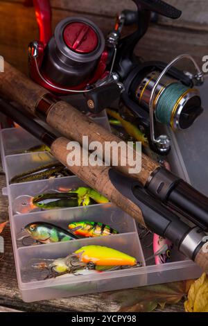 Angelausrüstung und Fischköder in Box Stockfoto