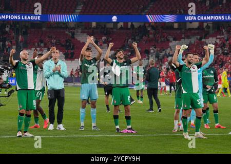 Lissabon, Portugal. Oktober 2024. Feyenoord-Spieler jubeln ihre Fans während des dritten Spieltages der UEFA Champions League zwischen Benfica und Feyenoord im Estádio da Luz in Lissabon an. 10/23/2024 Credit: Brazil Photo Press/Alamy Live News Stockfoto