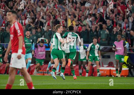 Lissabon, Portugal. Oktober 2024. Feyenoord-Spieler feiern ihr drittes Tor in der UEFA Champions League, Ligaperiode 3, Spieltag zwischen Benfica und Feyenoord im Estádio da Luz in Lissabon, Portugal. 10/23/2024 Credit: Brazil Photo Press/Alamy Live News Stockfoto