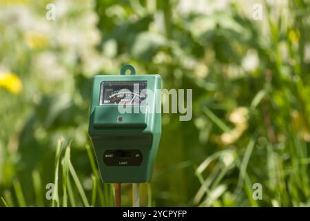 Landwirtschaftsmessgerät in Nahaufnahme über unscharfen Hintergrund. Hochtechnologie-Landwirtschaftskonzept Stockfoto