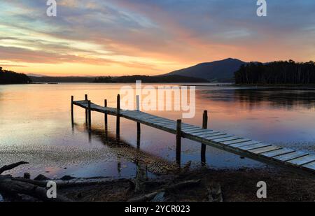 Little Timber Jetty am Wallaga Lake bei Sonnenuntergang Stockfoto