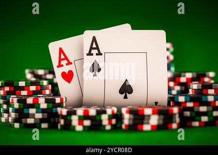 Chips und zwei Asse Stockfoto