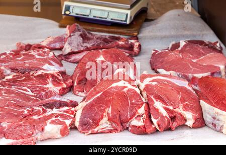 Rohe gehackte Fleisch bereit für den Verkauf in lokalen Bauernmarkt Stockfoto