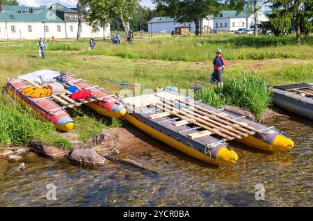 Sportkatamarane am Ufer des Waldai-Sees in Russland Stockfoto