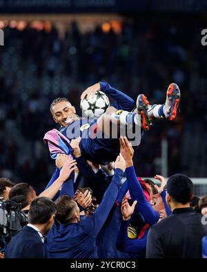 Barcelona, Spanien. Oktober 2024. Raphinha feiert mit seinen Teamkollegen beim UEFA Champions League-Spiel zwischen FC Barcelona und FC Bayern München im Estadi Olimpic Lluis Companys. Quelle: Christian Bertrand/Alamy Live News Stockfoto