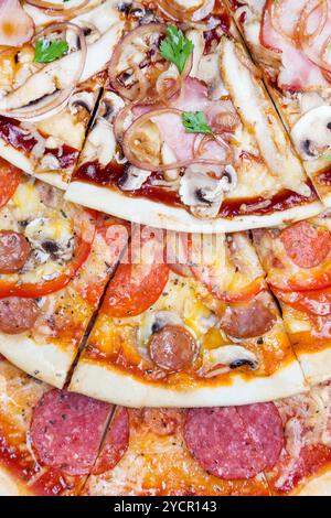 Kombination mit drei verschiedenen Pizzen Stockfoto