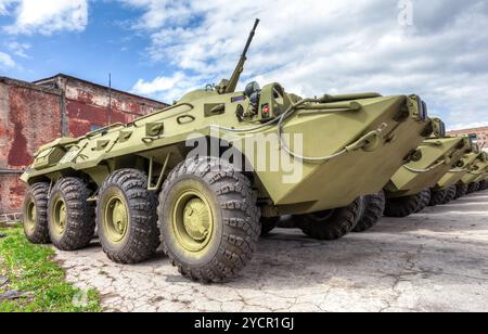Russische Armee BTR-80 gepanzerte Radfahrzeuge Mannschaftswagen Stockfoto