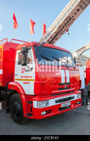 Rote Feuerwehrauto EMERCOM Russland abgestellt auf dem zentralen Platz Stockfoto