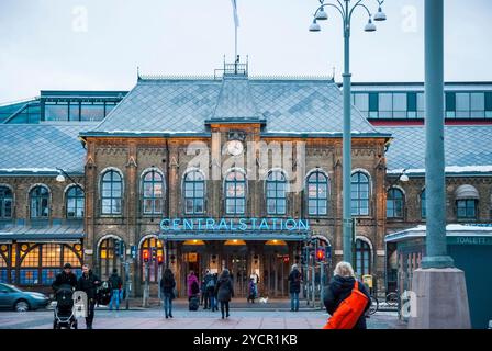 Göteborg, Schweden - Februar 1: Menschen eilen nach Göteborg Main Hauptbahnhof in der Abenddämmerung am 1. Februar 2015 Stockfoto