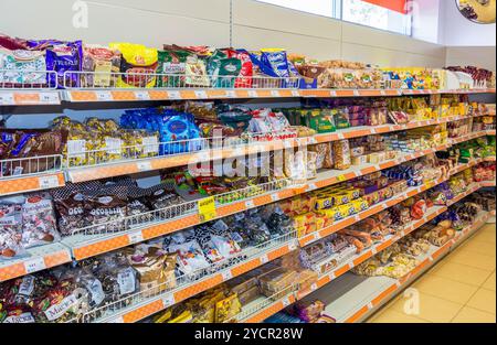 Verkauf von Süßigkeiten, Schokolade und Kekse im Supermarkt Dixy Stockfoto