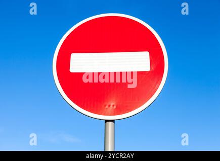 Stop-Schild vor dem blauen Himmelshintergrund Stockfoto