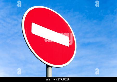 Stop-Schild vor dem blauen Himmelshintergrund Stockfoto