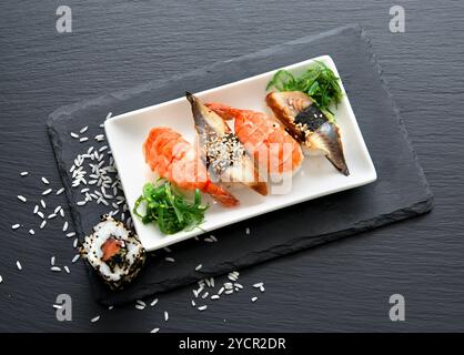 Sushi mit Salat Stockfoto