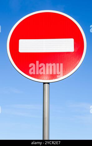 Stop-Schild vor dem blauen Himmelshintergrund Stockfoto