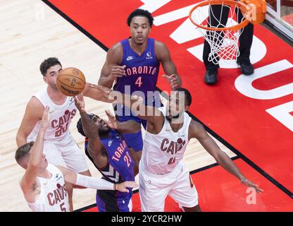 Toronto, Kanada. Oktober 2024. Jamal Shead (3. L) von Toronto Raptors dreht während des regulären NBA-Saisonspiels 2024-2025 zwischen Toronto Raptors und Cleveland Cavaliers in Toronto, Kanada, am 23. Oktober 2024. Quelle: Zou Zheng/Xinhua/Alamy Live News Stockfoto