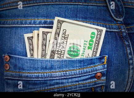 Banknoten von 100 US-Dollar in die hintere Jeans-Tasche Stockfoto