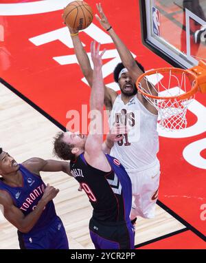 Toronto, Kanada. Oktober 2024. Jarrett Allen (R) von Cleveland Cavaliers dunks während des regulären NBA-Saisonspiels 2024-2025 zwischen Toronto Raptors und Cleveland Cavaliers in Toronto, Kanada, am 23. Oktober 2024. Quelle: Zou Zheng/Xinhua/Alamy Live News Stockfoto