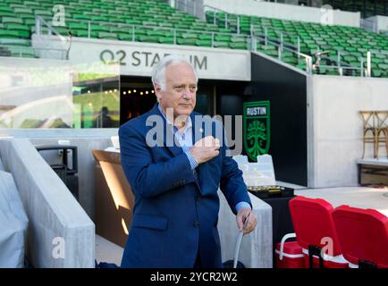 Austin, Texas, USA. Oktober 2024. KIRK WATSON, Bürgermeister von Austin, kommt im 2. Quartal, um am 23. Oktober 2024 Emma Hayes, Cheftrainer der United States Women's National Team, eine Stadtproklamation zu präsentieren. (Kreditbild: © Scott Coleman/ZUMA Press Wire) NUR REDAKTIONELLE VERWENDUNG! Nicht für kommerzielle ZWECKE! Stockfoto