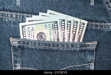 Banknoten der US-Dollar in die hintere Jeans-Tasche Stockfoto