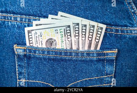 Banknoten der US-Dollar in die hintere Jeans-Tasche Stockfoto