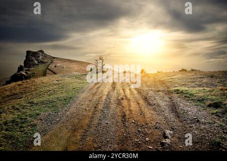 Steiniger Weg in den Bergen Stockfoto