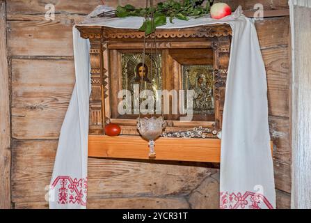 Alte russische orthodoxe Ikonen in ländlichen Holzhaus Stockfoto