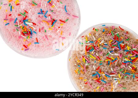 verschiedene Milchshakes Cocktails mit Bläschen und multicolor Bäckerei süße essbare Konfetti. Closeup oben Stockfoto