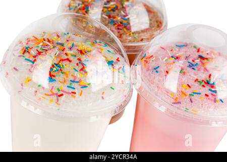 verschiedene Milchshakes Cocktails mit Bläschen und multicolor Bäckerei süße essbare Konfetti. Stockfoto