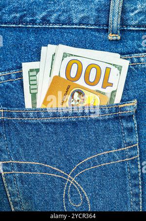 Kreditkarte MasterCard mit US-Dollar ragte aus der hinteren Hosentasche Stockfoto