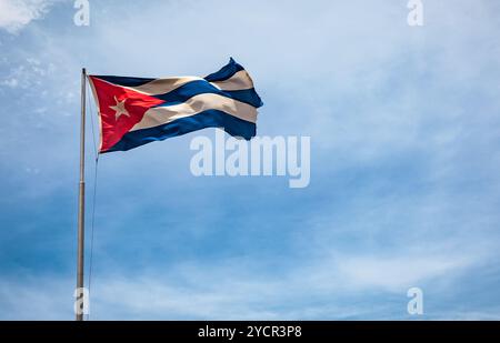 Kubanische Flagge im Wind vor blauem Himmel. Stockfoto