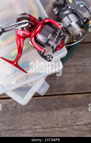 Angelausrüstung und Köder, Köder in Lagerboxen Stockfoto