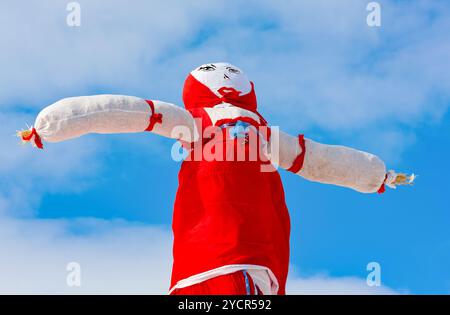 SAMARA, RUSSLAND - 2. März 2014: Fastnacht in Russland. Große Puppe für die Verbrennung. Maslenitsa oder Pfannkuchenwoche ist der slawische Feiertag, der bis in die Jahre zurückreicht Stockfoto