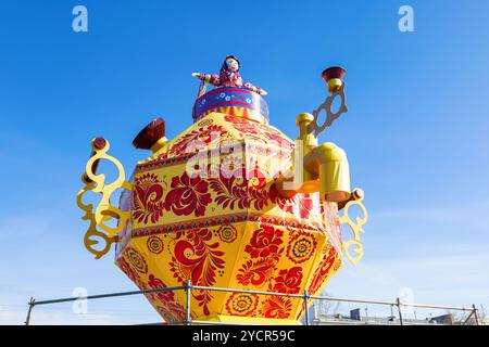 SAMARA, RUSSLAND - 2. März 2014: Fastnacht in Russland. Großer improvisierter Samovar gegen den blauen Himmel. Maslenitsa oder Pfannkuchenwoche ist der slawische Feiertag t Stockfoto